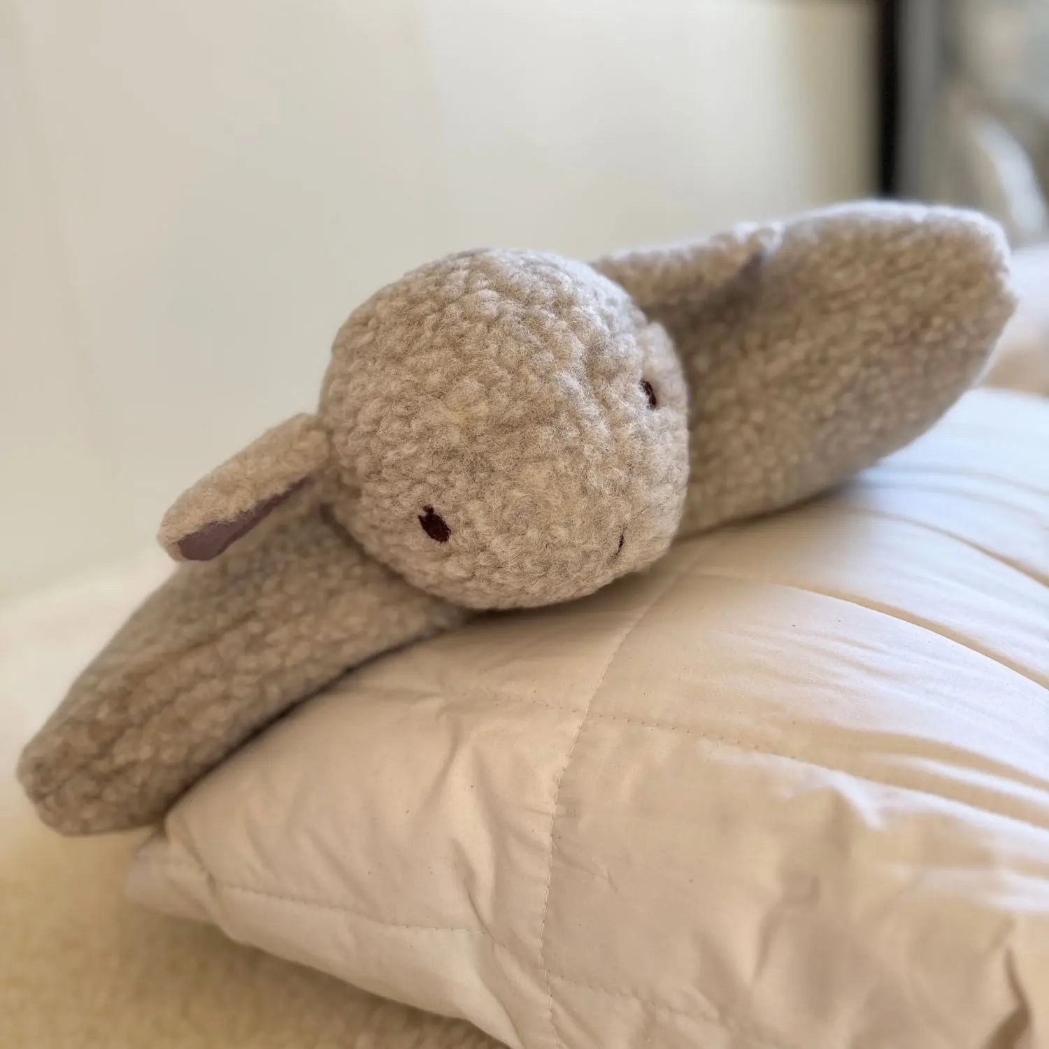 Coussin doudou mouton en laine vierge Sassoupi 