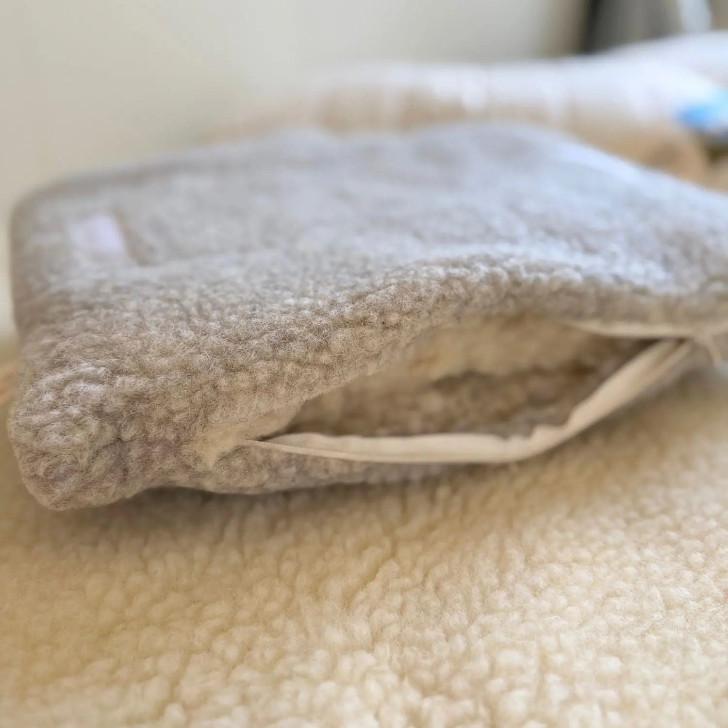 Coussin doudou mouton en laine vierge Sassoupi 