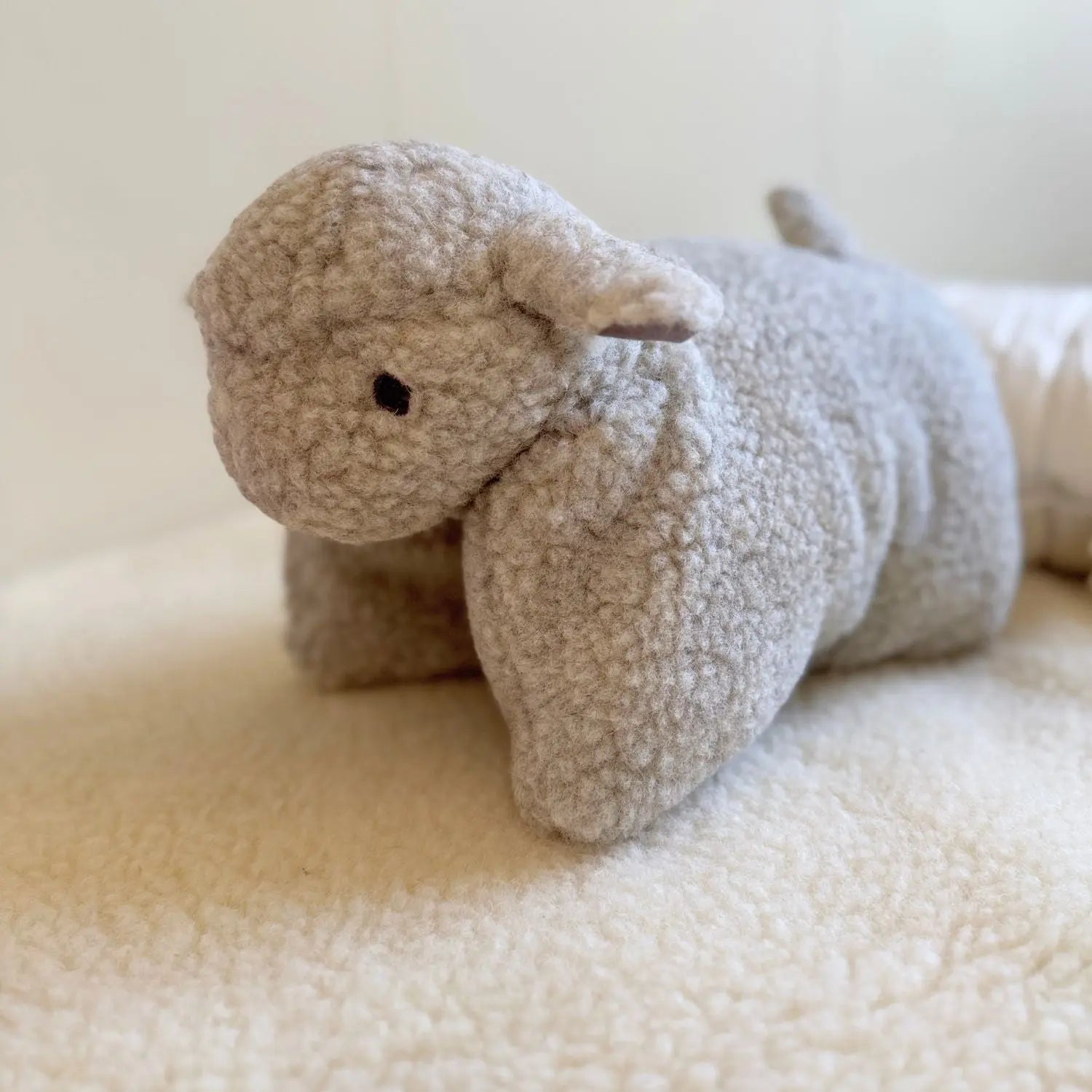Coussin doudou mouton en laine vierge Sassoupi 