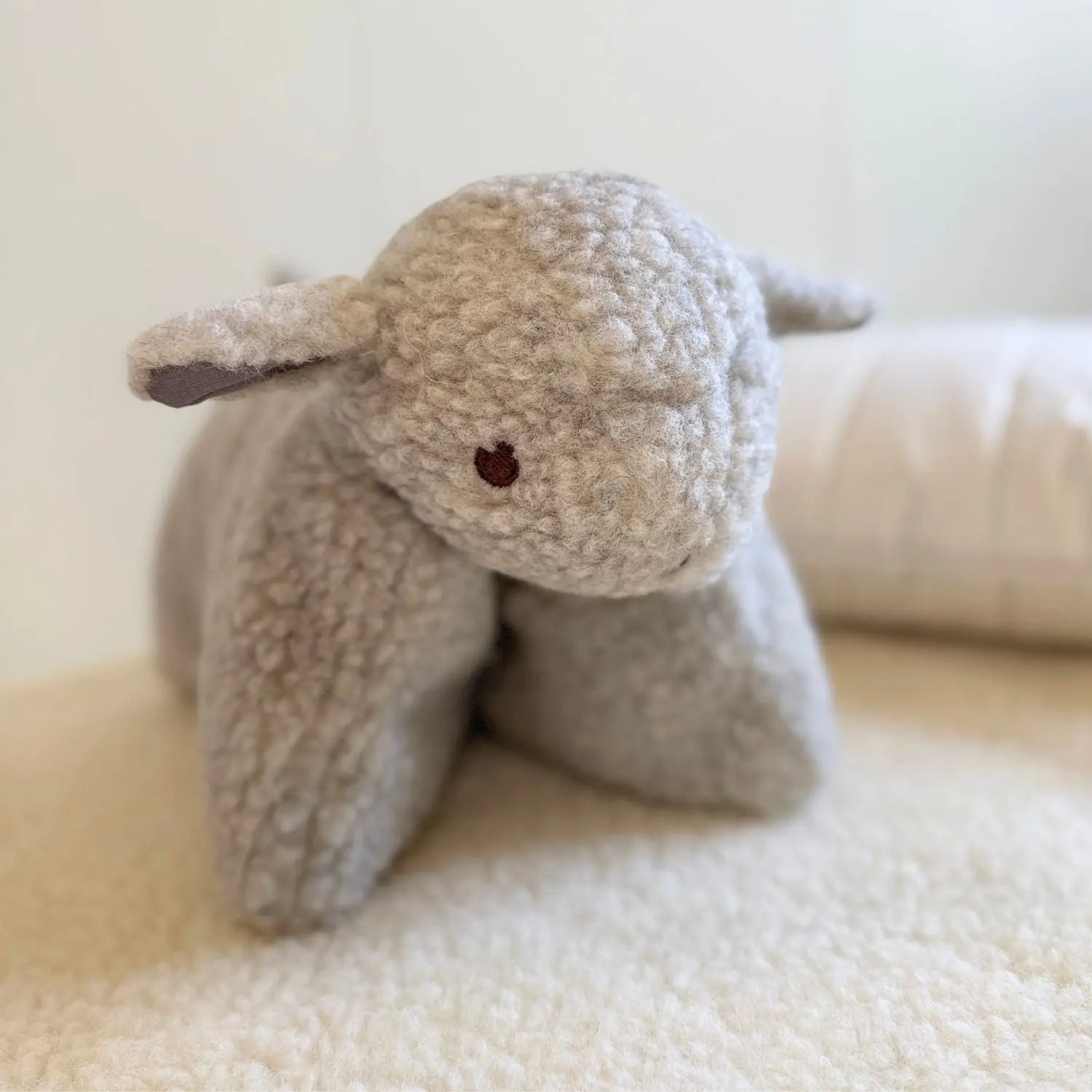 Coussin doudou mouton en laine vierge Sassoupi 
