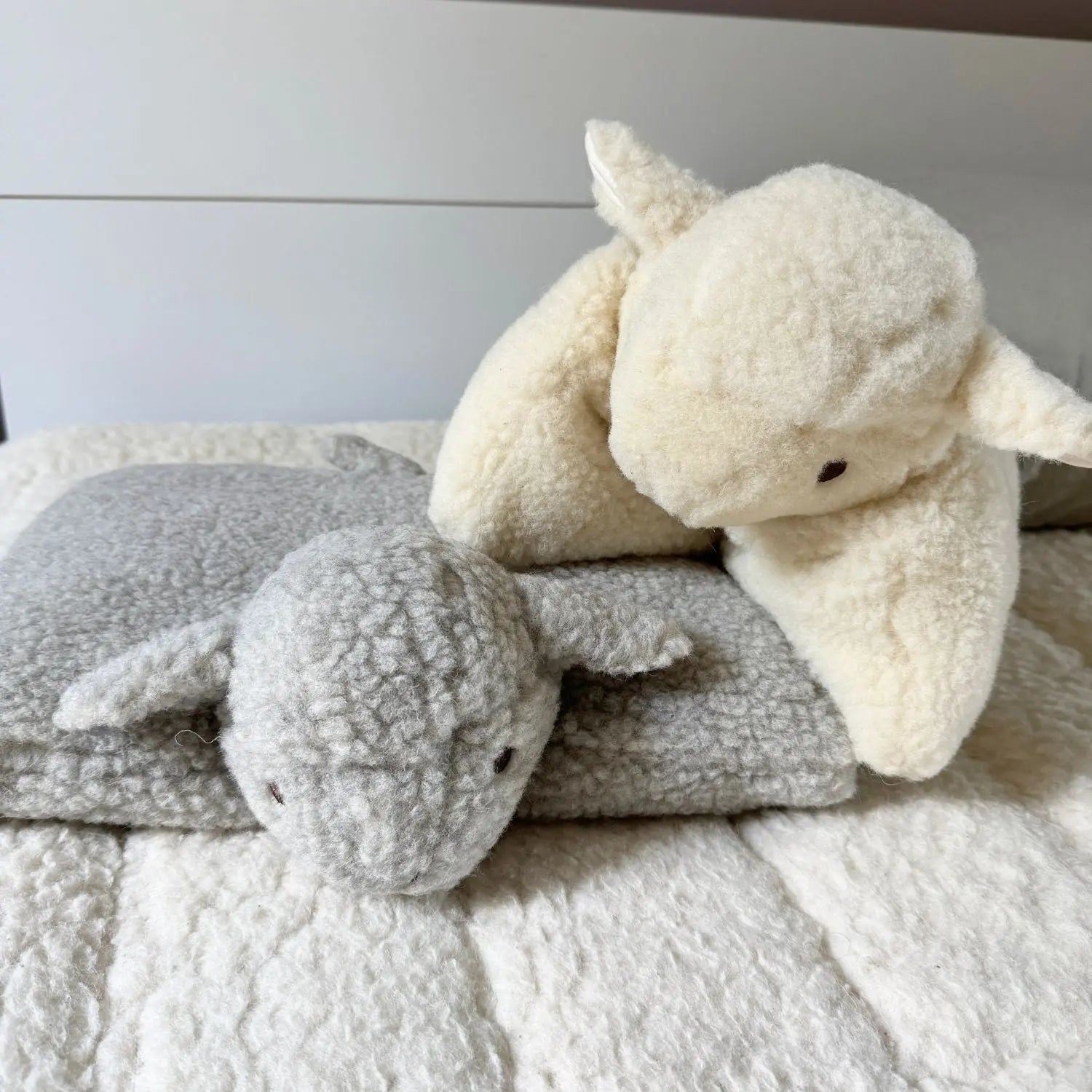Coussin doudou mouton en laine vierge Sassoupi 