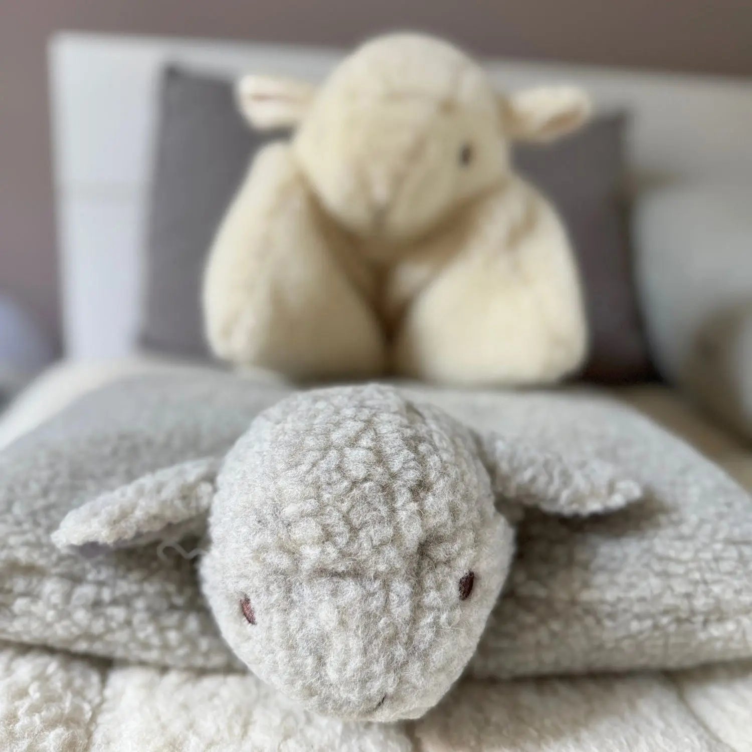 Coussin doudou mouton en laine vierge Sassoupi 