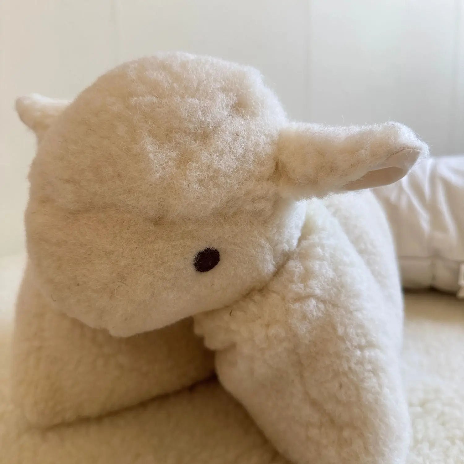 Coussin doudou mouton en laine vierge Sassoupi 