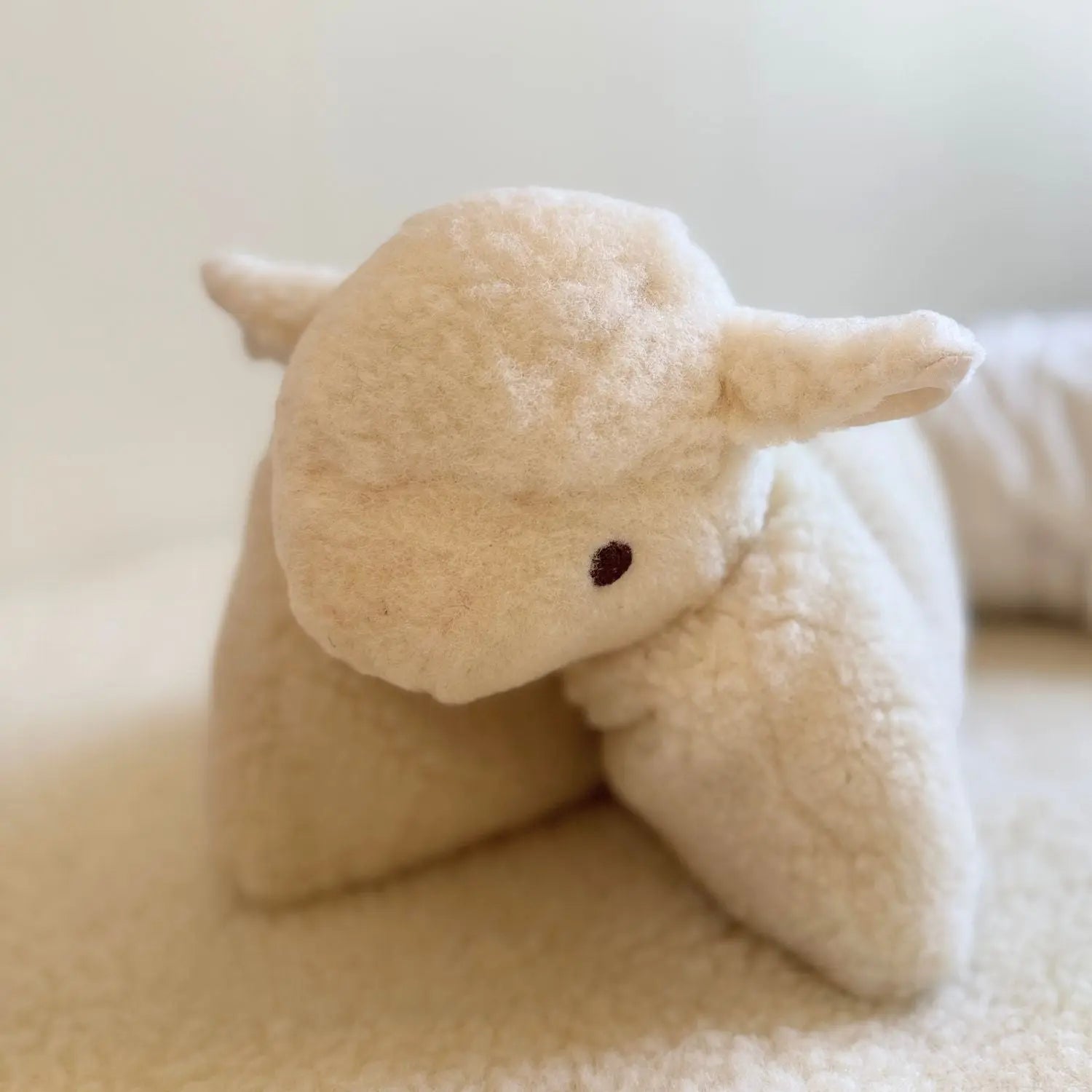 Coussin doudou mouton en laine vierge Sassoupi 