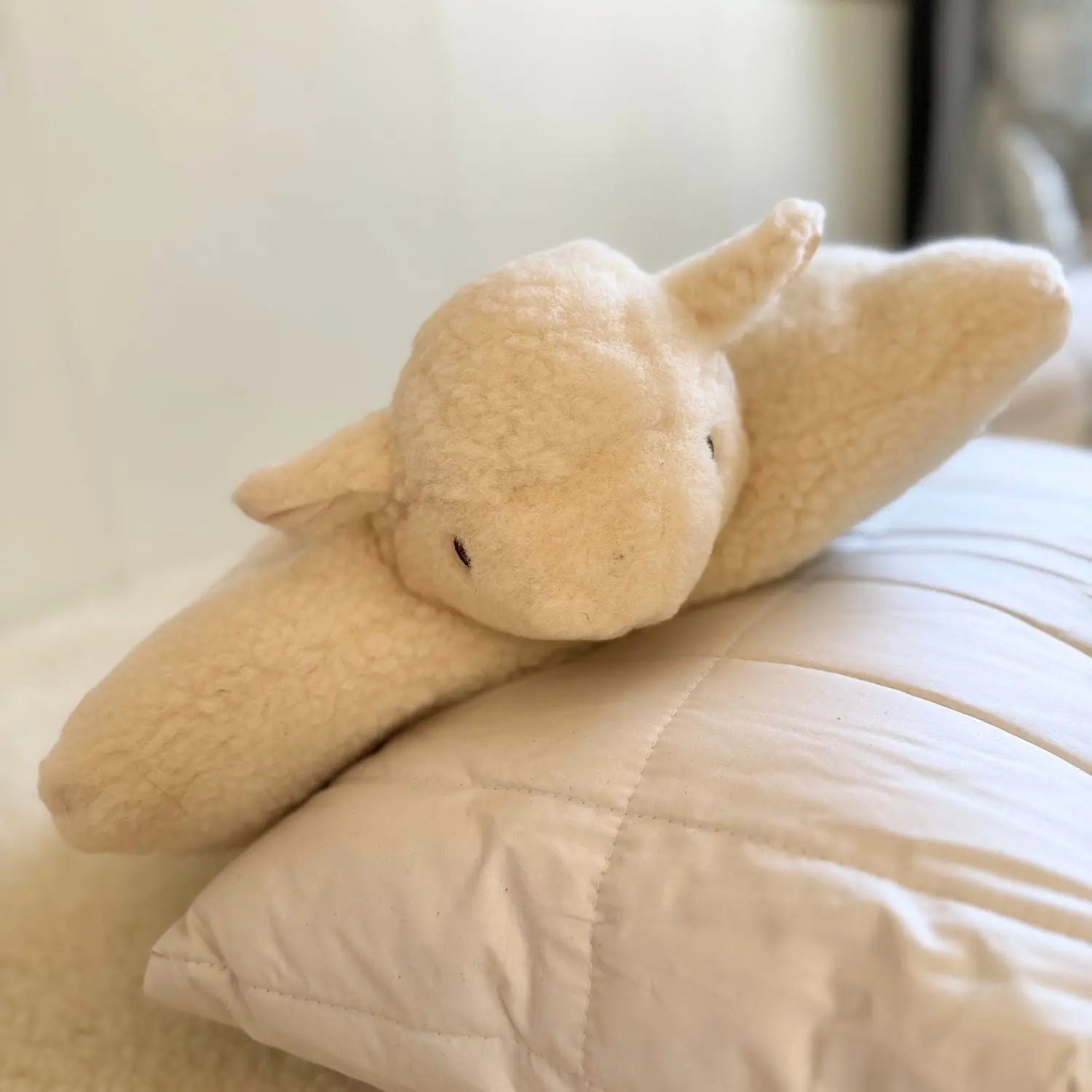 Coussin doudou mouton en laine vierge Sassoupi 