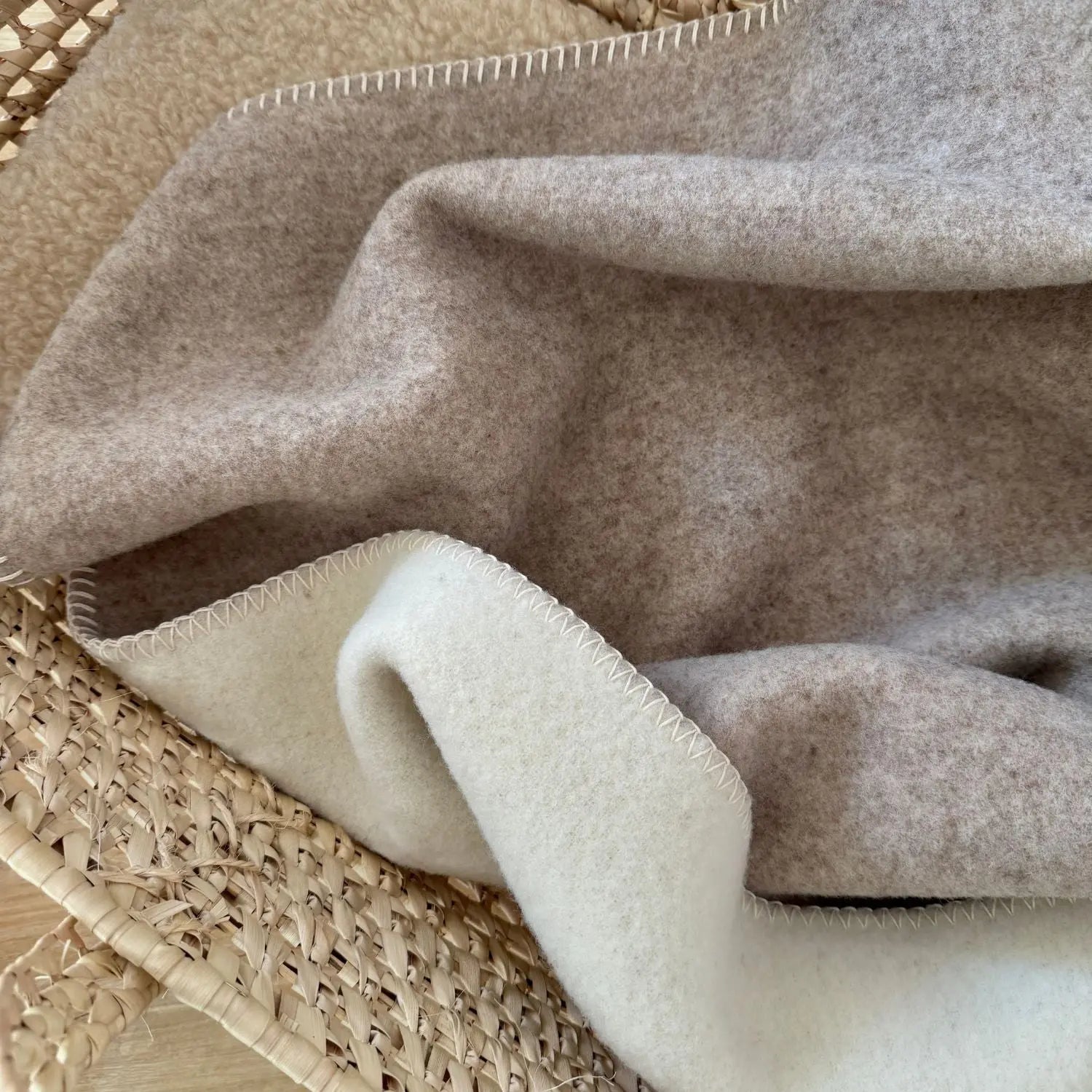 Couverture en laine vierge double face Refuge Sassoupi - Beige & Naturel 