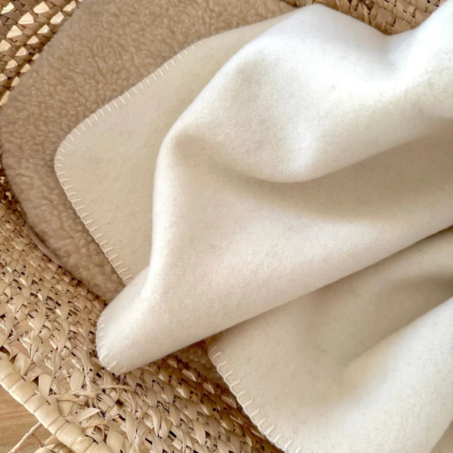 Couverture en laine d’agneau Caresse Sassoupi - Naturel 
