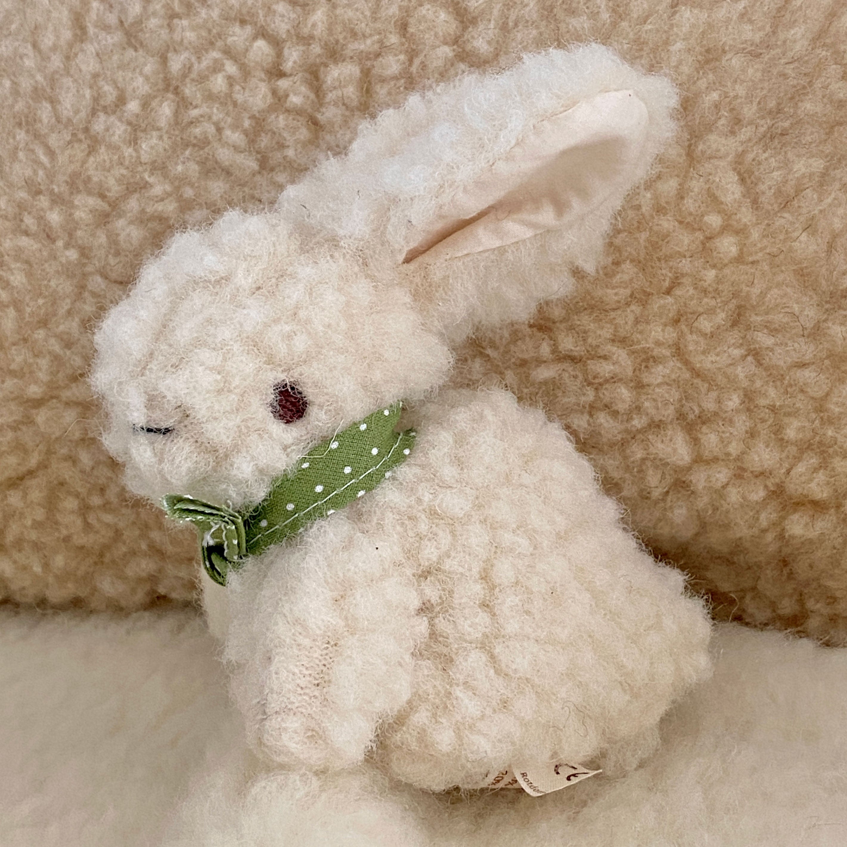 Petit doudou lapin en laine vierge Sassoupi 