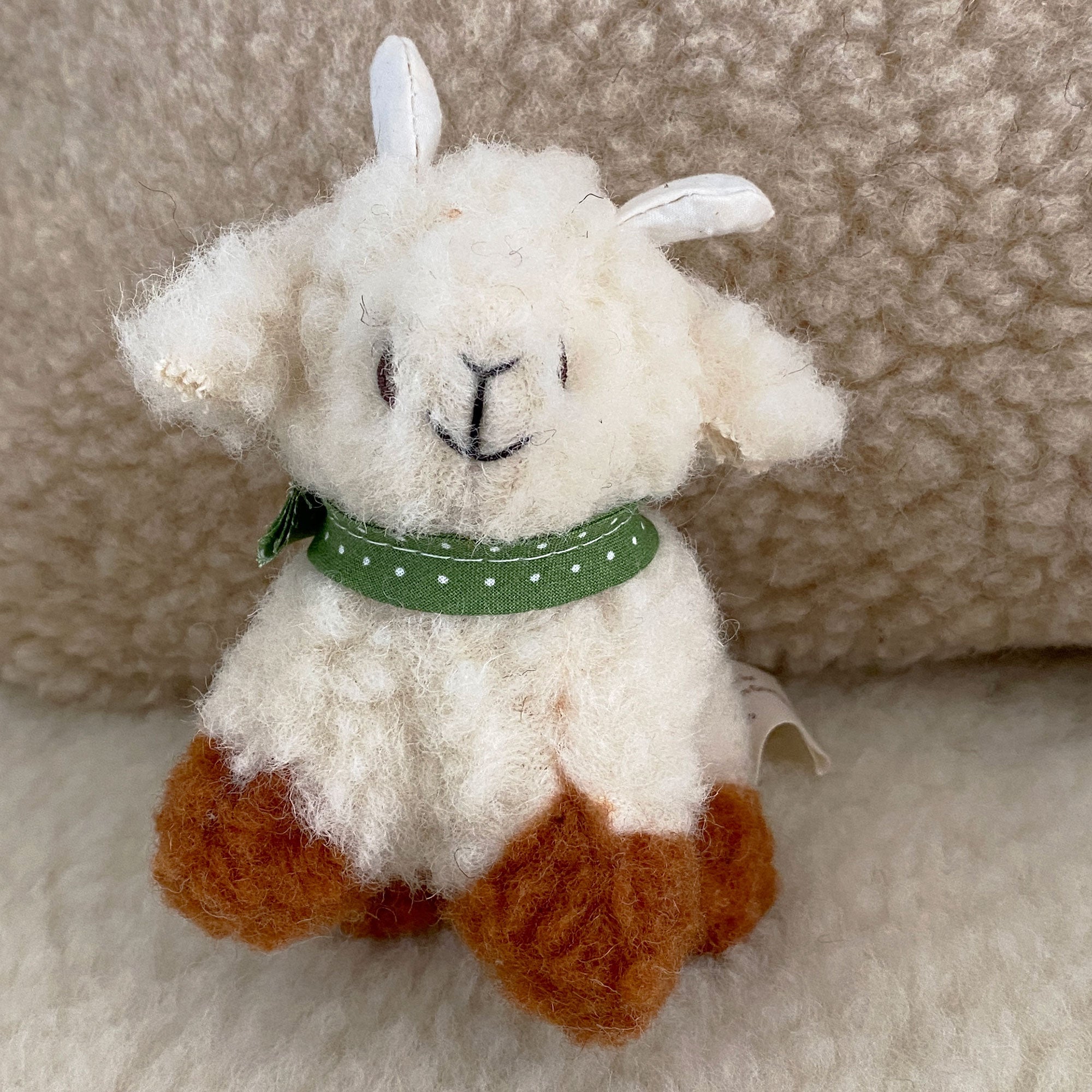 Petit doudou mouton bélier en laine vierge Sassoupi 