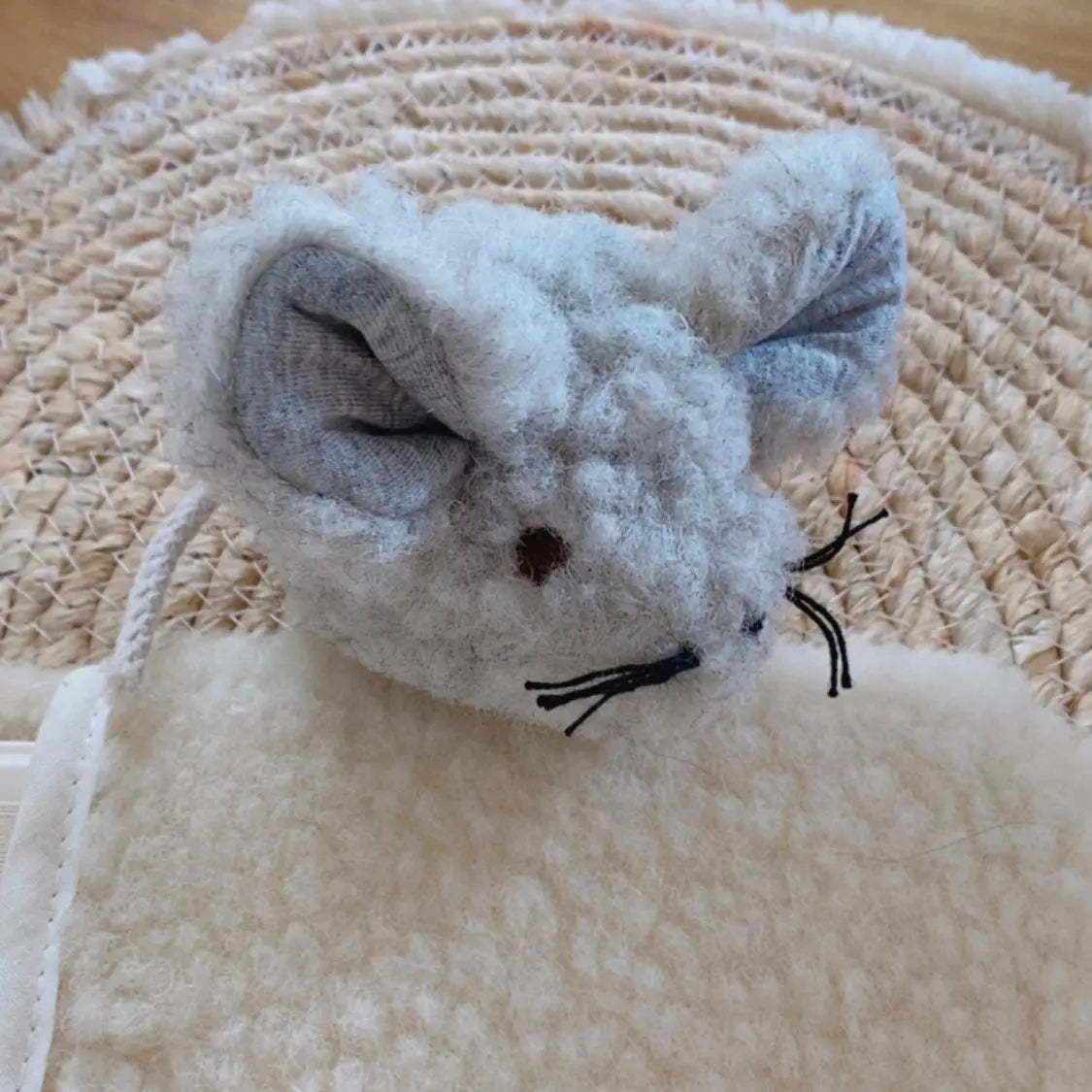Petite souris en laine vierge Sassoupi 