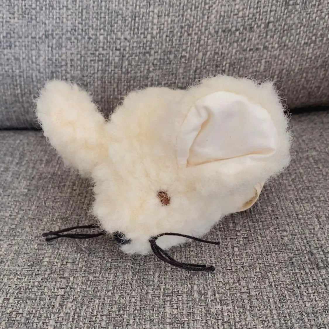 Petite souris en laine vierge Sassoupi 