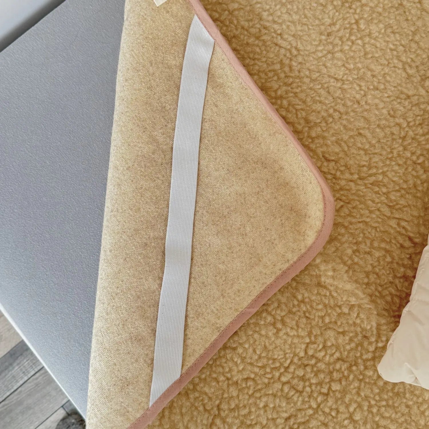Surmatelas fin en laine vierge Sassoupi Beige - 70x140cm