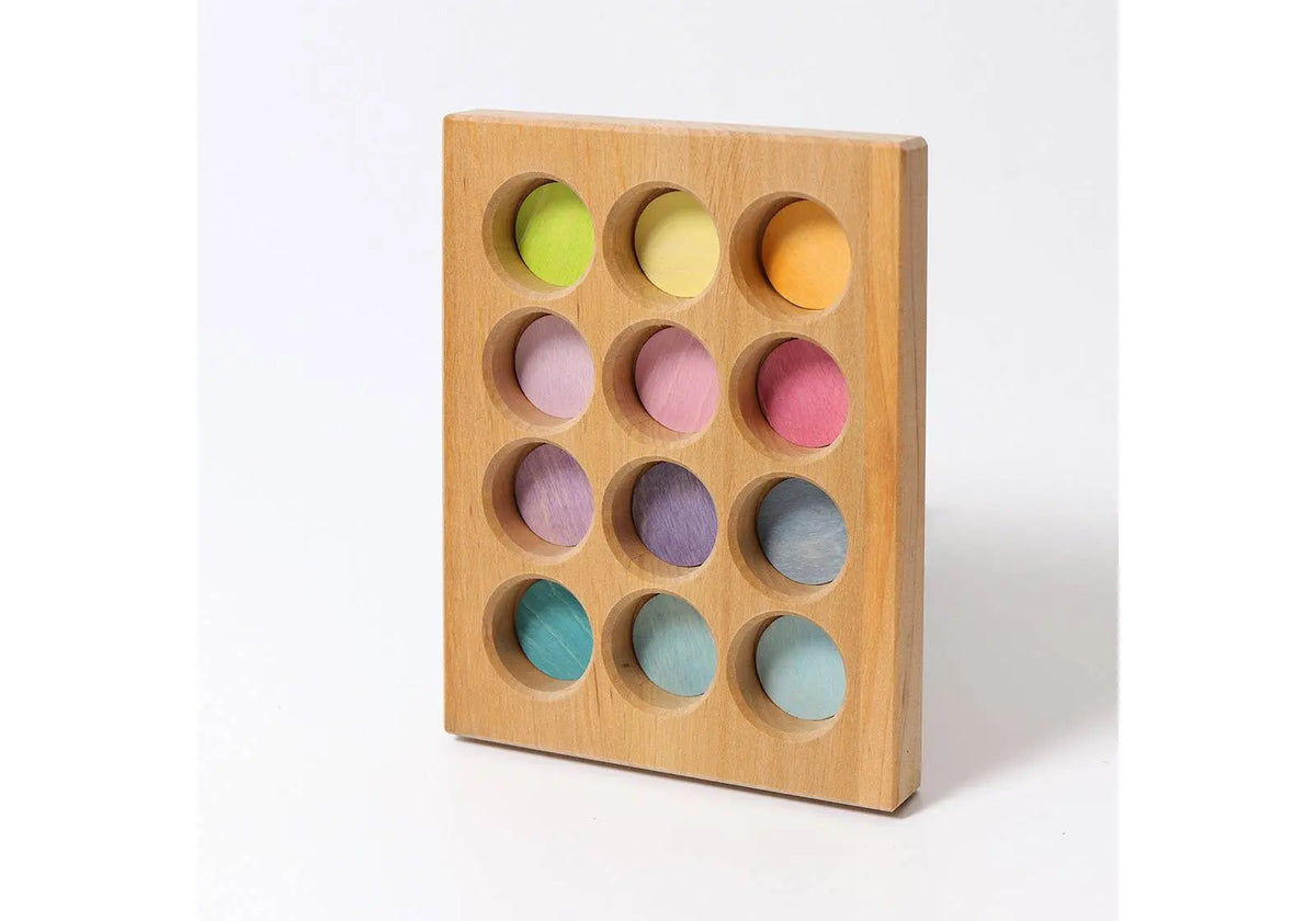 Tableau de tri en bois avec 12 compartiments colorés Grimm's
