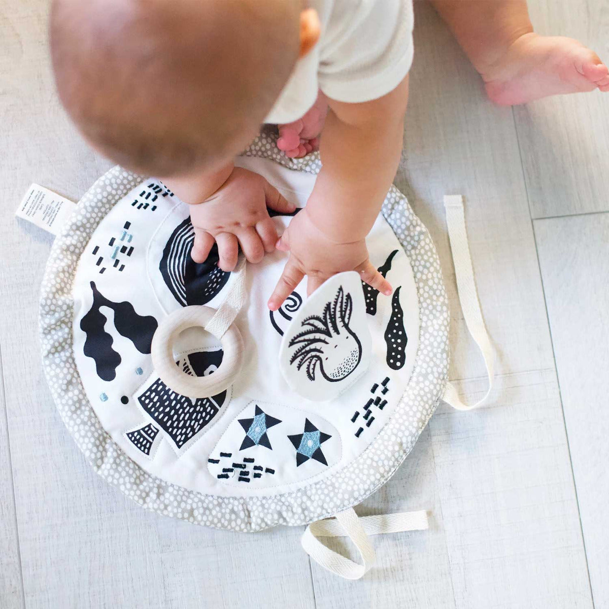 Petit tapis d'activité rond en coton bio Wee Gallery Océan