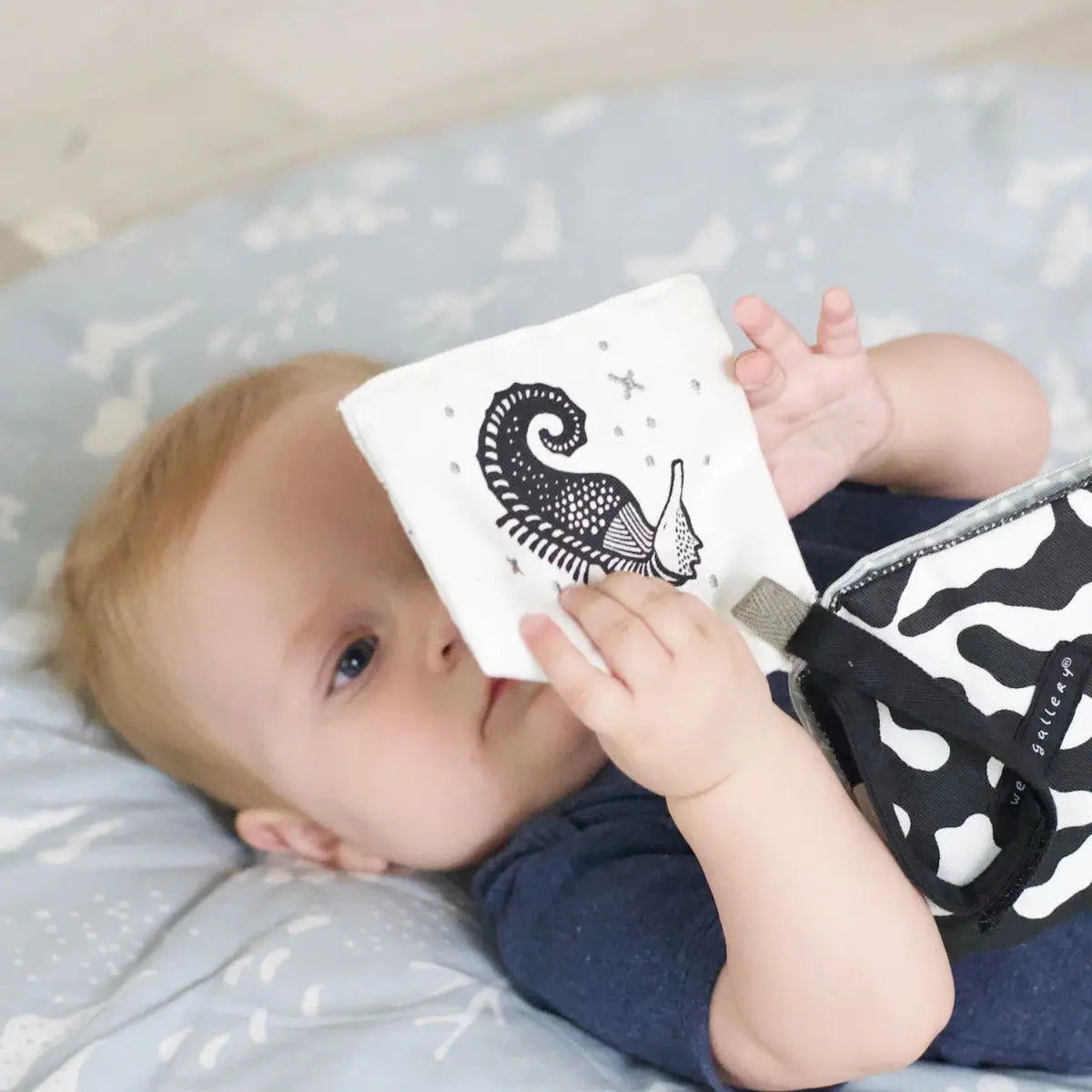 Jouet pour poussette Crinkle Pages Wee Gallery - Océan - Lilinappy