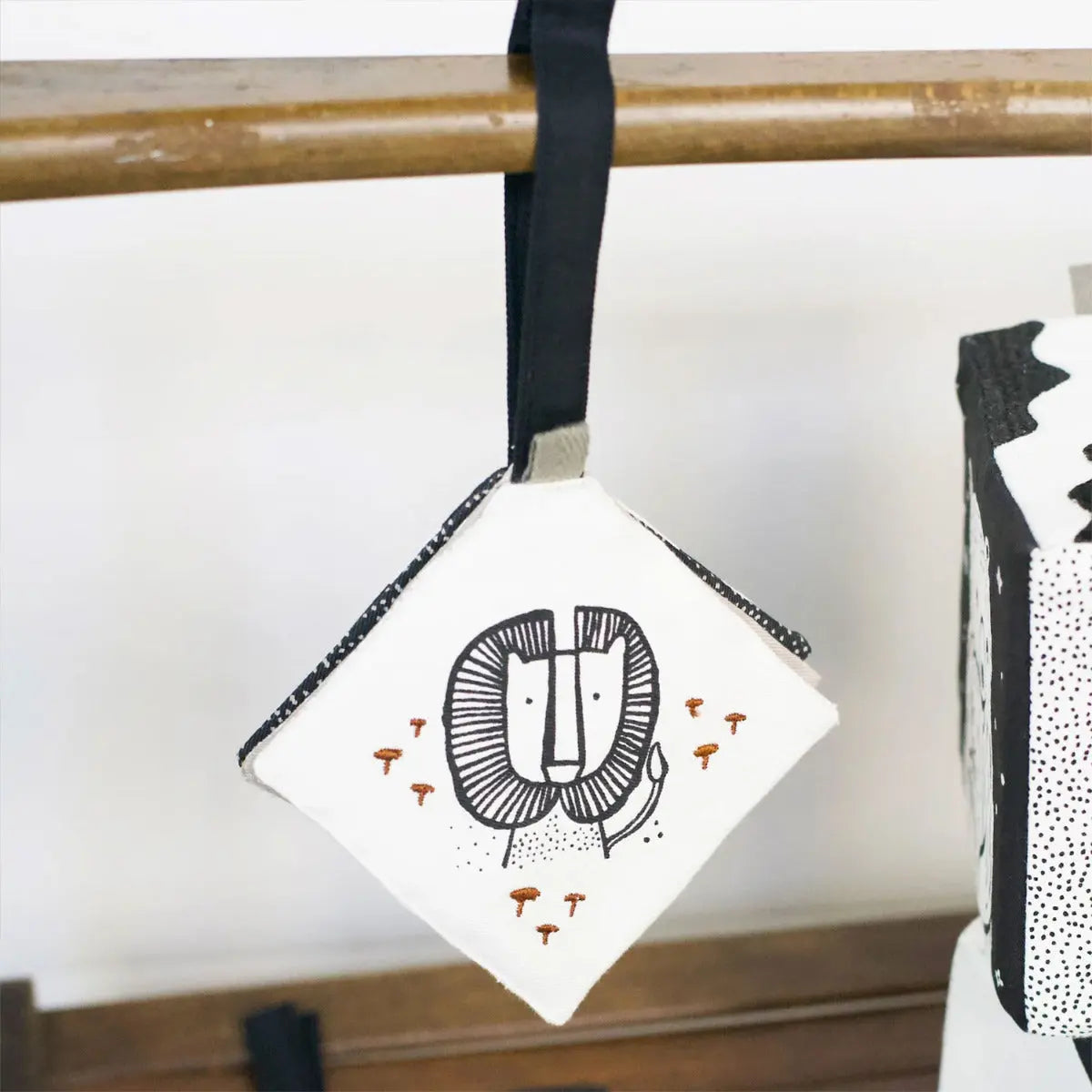 Jouet pour poussette Crinkle Pages Wee Gallery - Wild - Lilinappy